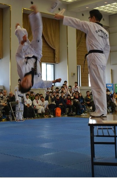 演武で宙返りを見せる練習生
