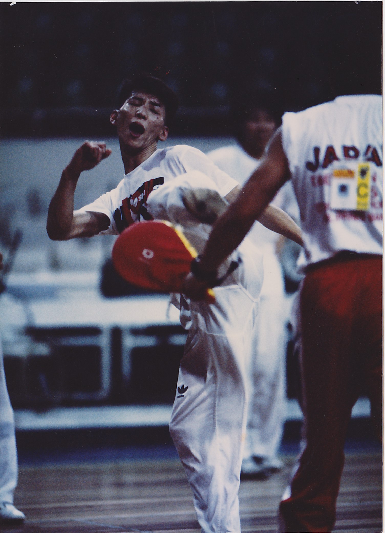 現役時代、試合で蹴りを放つ山下 博将