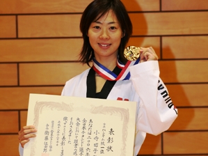 全日本選手権の表彰状と金メダルを手にする小寺 昭子